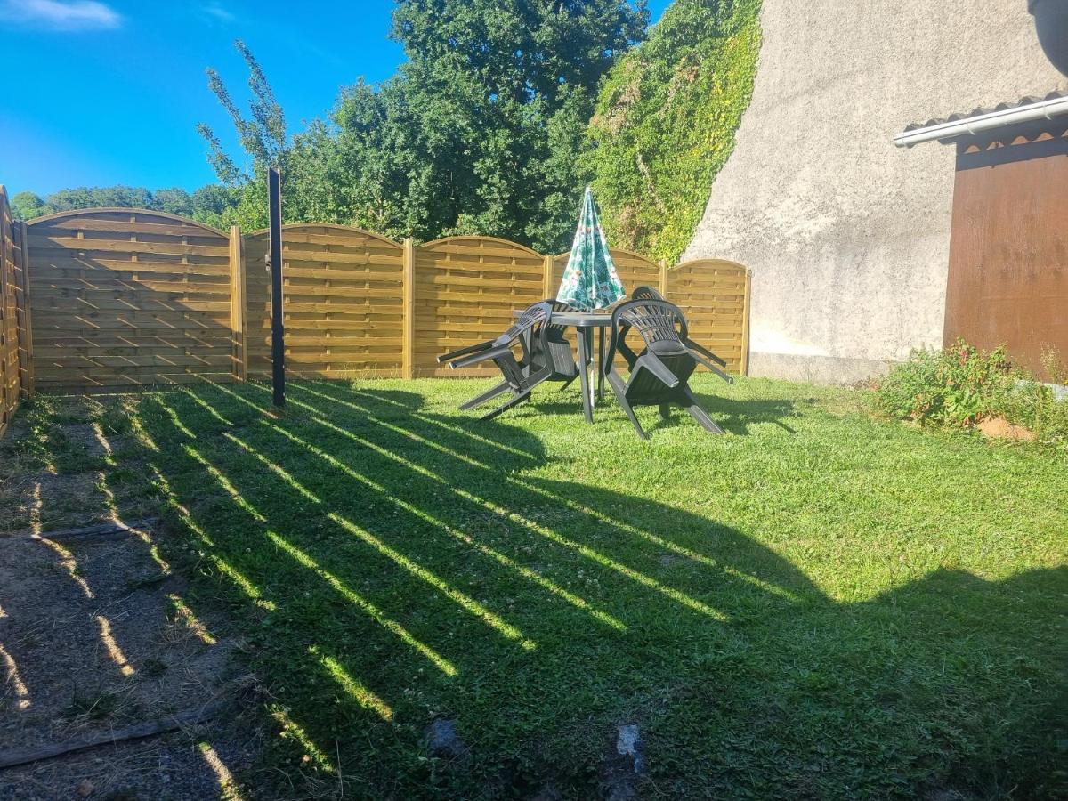 Jolie Petite Maison Dans Village Fortifie Brigueuil Exterior foto